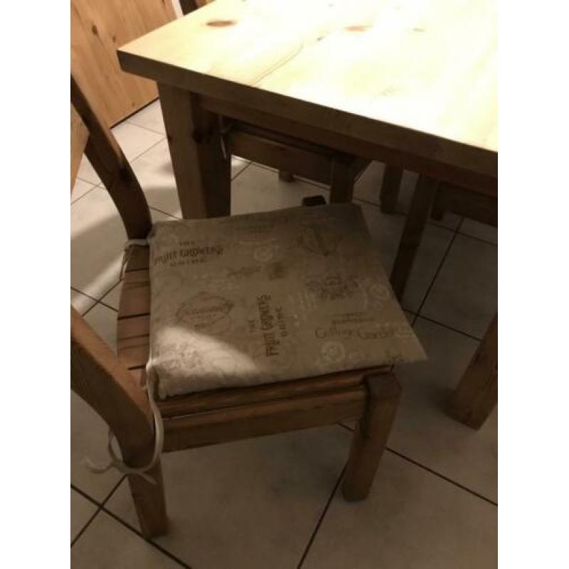 Massief grenen tafel met 5 stoelen