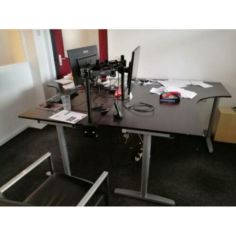 Partij! Bureau, bureaustoel en kast. Schermen en beugel