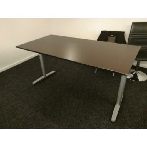 Partij! Bureau, bureaustoel en kast. Schermen en beugel