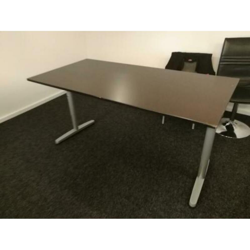 Partij! Bureau, bureaustoel en kast. Schermen en beugel
