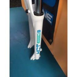 Suntour XCT 29er ATB Voorvork met Lock-Out, Wit/Groen, Nieuw