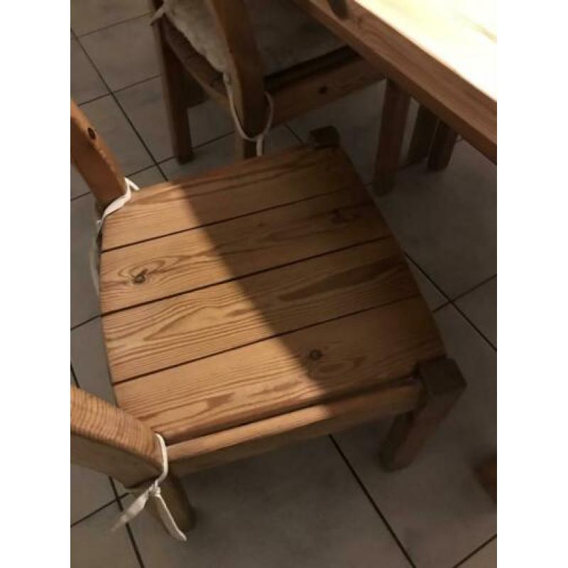 Massief grenen tafel met 5 stoelen
