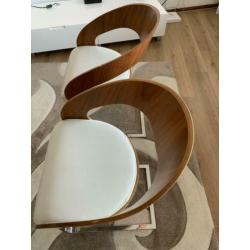 Mooie design stoelen, ecru leren zitting. Per 2 in verkoop.