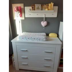 Babykamer compleet commode kast ledikant wandplank wit