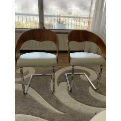 Mooie design stoelen, ecru leren zitting. Per 2 in verkoop.