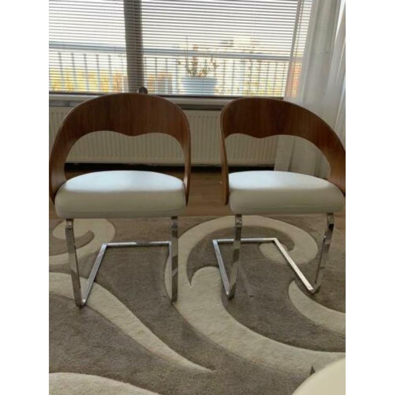 Mooie design stoelen, ecru leren zitting. Per 2 in verkoop.