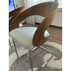 Mooie design stoelen, ecru leren zitting. Per 2 in verkoop.