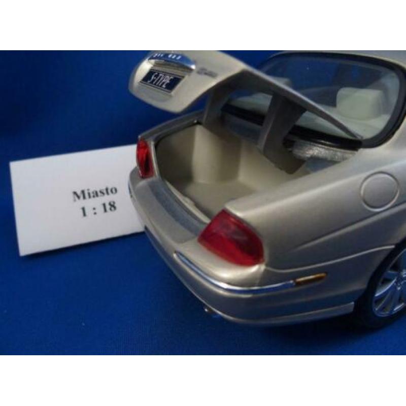 te koop Jaguar S- type Goud (beige) schaal 1:18