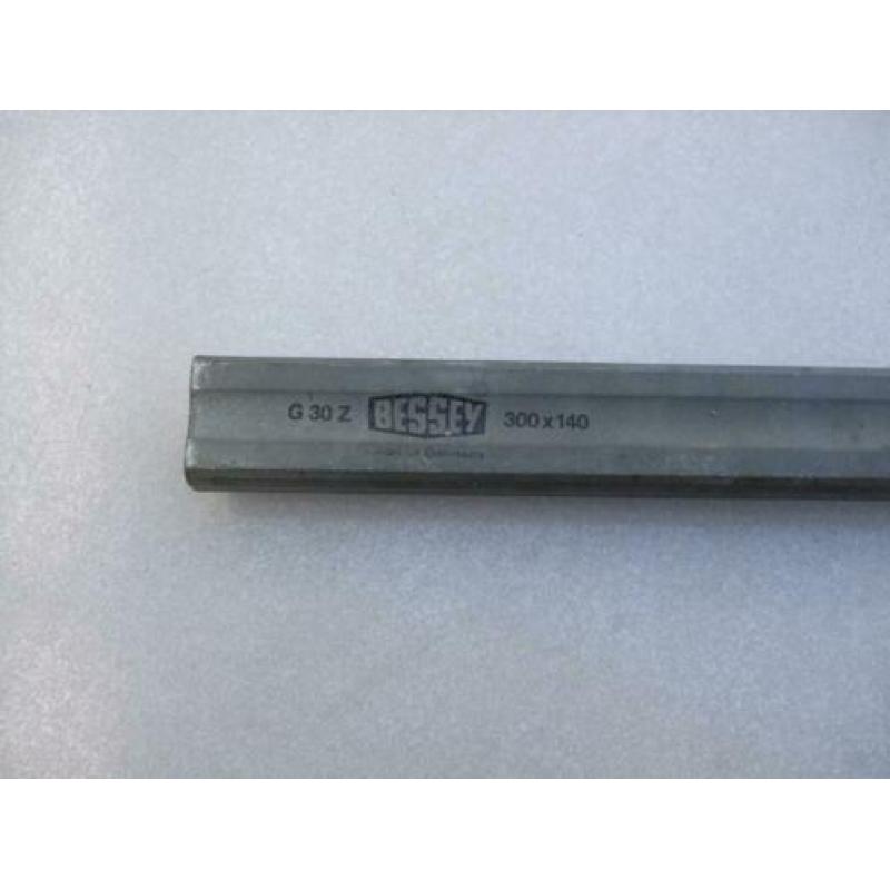 Lijmtang BESSEY.