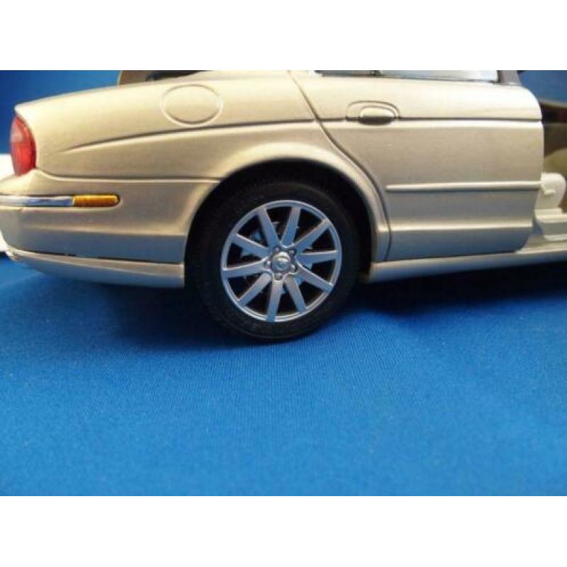 te koop Jaguar S- type Goud (beige) schaal 1:18