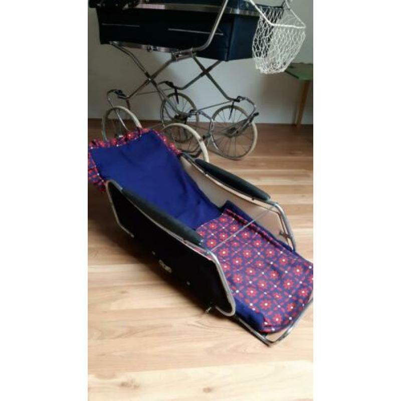 Vintage Retro kinder en wandelwagen in 1