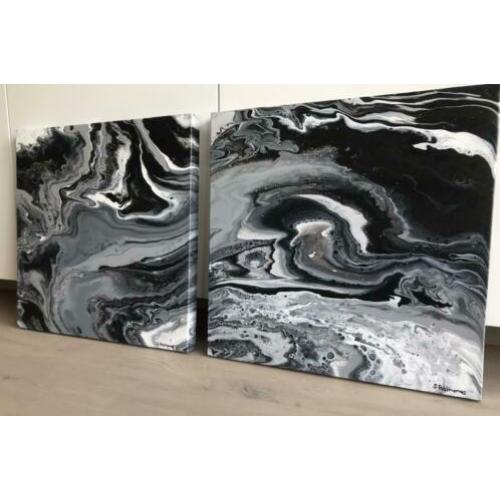 Twee schilderijen acryl grijs/zwart/wit 50x50 cm