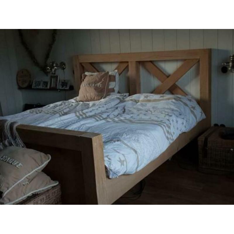 Landelijk massief eiken bed, degelijk en op maat!