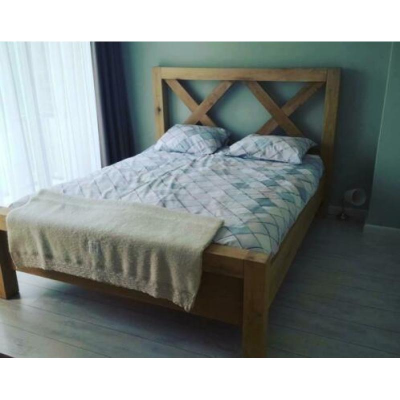 Landelijk massief eiken bed, degelijk en op maat!