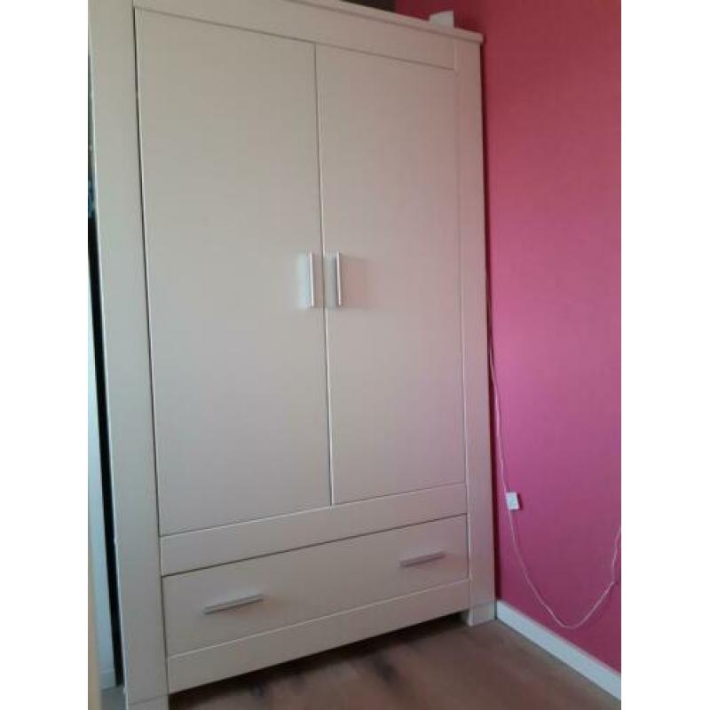 Babykamer compleet commode kast ledikant wandplank wit