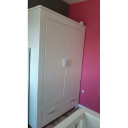 Babykamer compleet commode kast ledikant wandplank wit