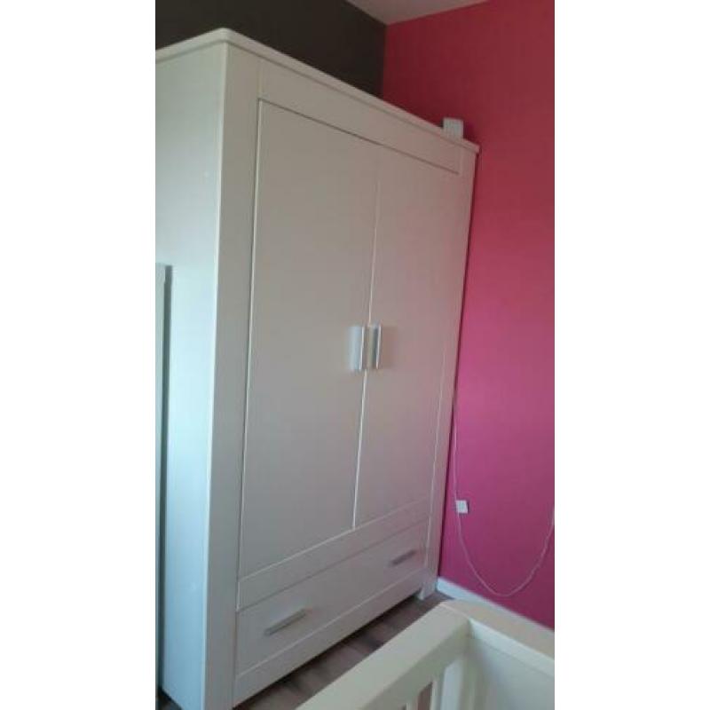 Babykamer compleet commode kast ledikant wandplank wit