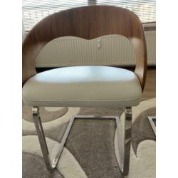 Mooie design stoelen, ecru leren zitting. Per 2 in verkoop.
