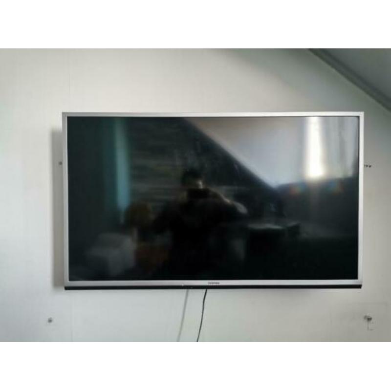 Opknapper Samsung home cinema set HT-TZ222 en Toshiba 46TL93