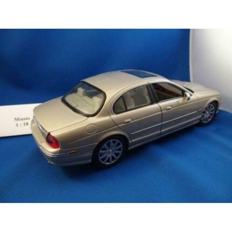 te koop Jaguar S- type Goud (beige) schaal 1:18