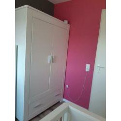 Babykamer compleet commode kast ledikant wandplank wit