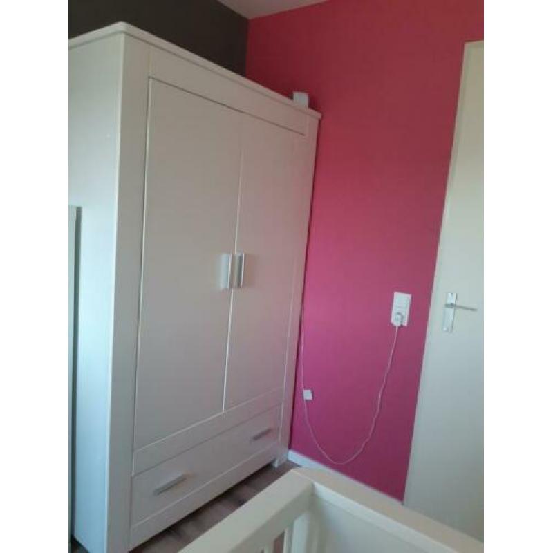 Babykamer compleet commode kast ledikant wandplank wit