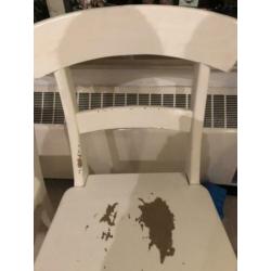 4 witte houten stoelen