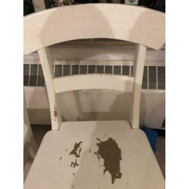 4 witte houten stoelen