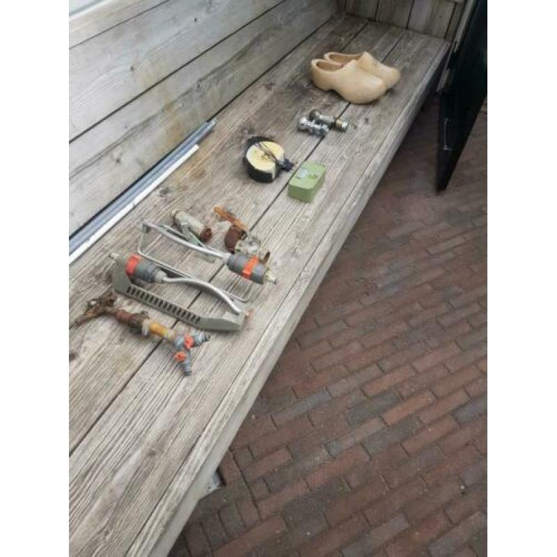 Van alles wat te gebruiken in de tuin sproeier klompen