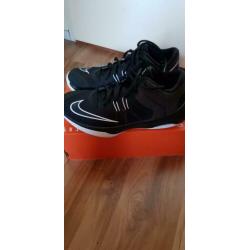 Aangeboden prachtig mooie Nike schoenen.