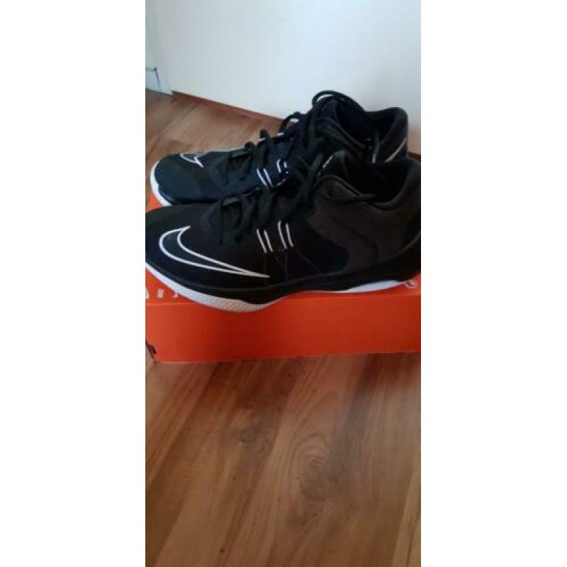 Aangeboden prachtig mooie Nike schoenen.