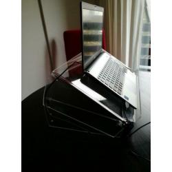 Thuiswerkplek voor laptop + toetsenbord en muis.