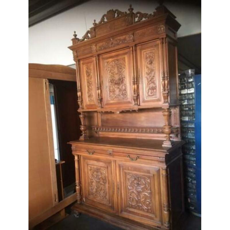 Antieke Franse eiken kast Met schitterend ambachtelijk houts