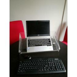 Thuiswerkplek voor laptop + toetsenbord en muis.