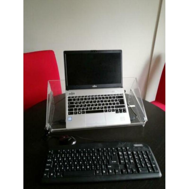 Thuiswerkplek voor laptop + toetsenbord en muis.