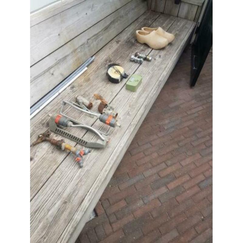 Van alles wat te gebruiken in de tuin sproeier klompen