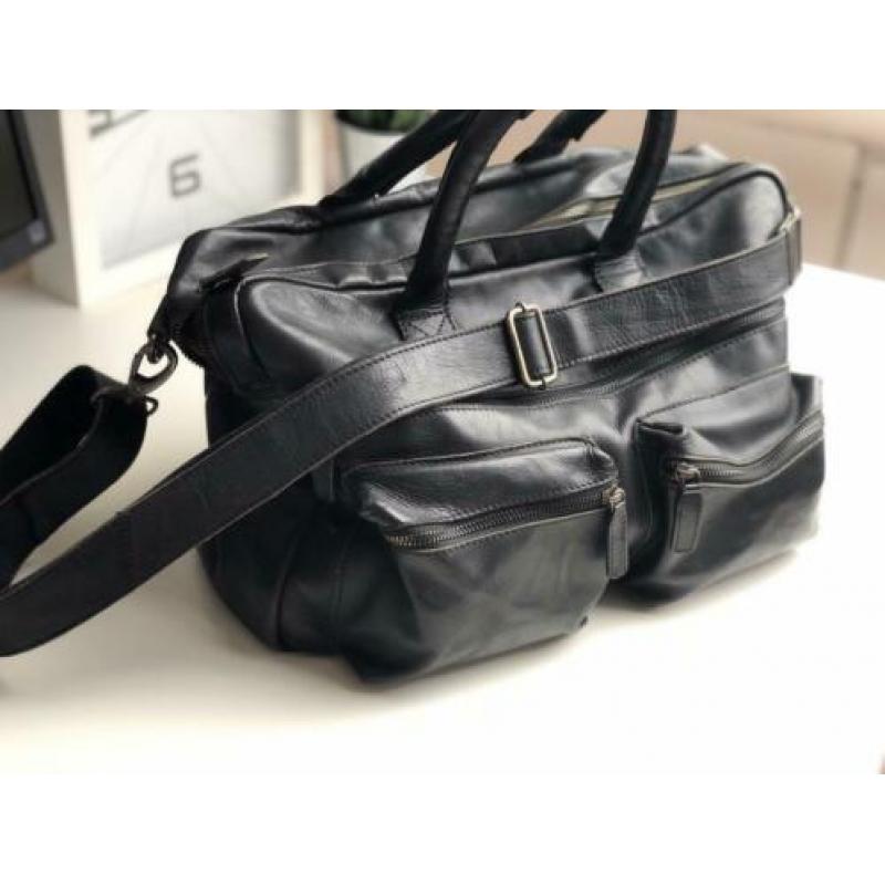 Zwarte leren (luier)tas