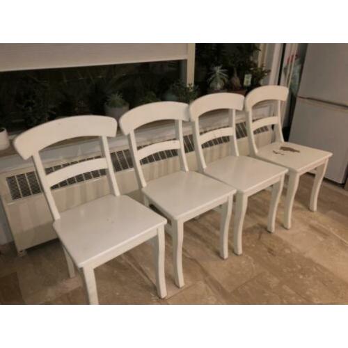 4 witte houten stoelen