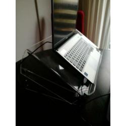 Thuiswerkplek voor laptop + toetsenbord en muis.