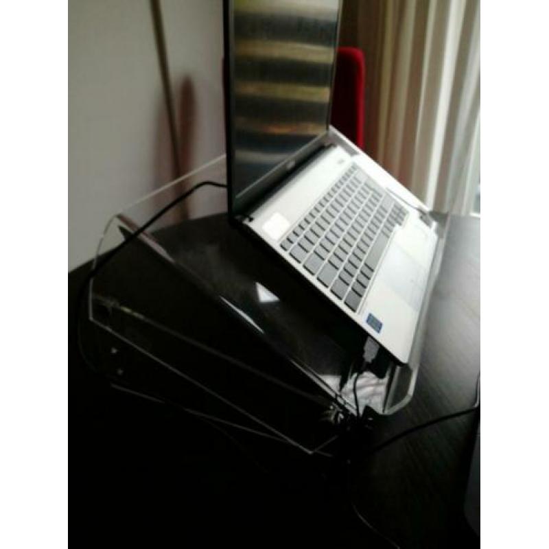 Thuiswerkplek voor laptop + toetsenbord en muis.