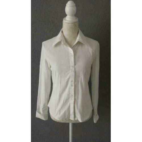 2 witte getailleerde blouses (per stuk € 5,00)