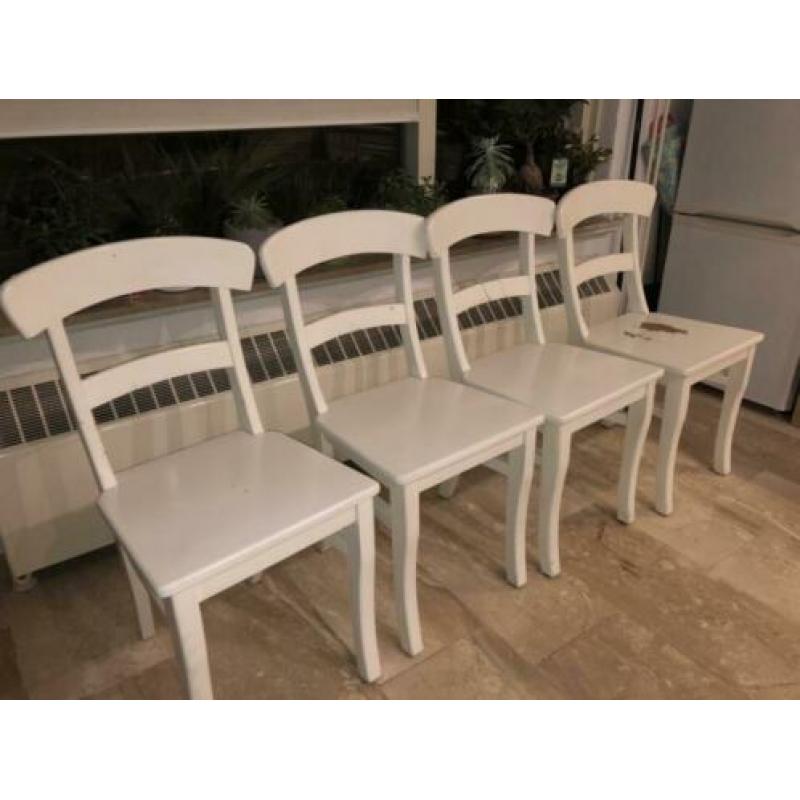 4 witte houten stoelen