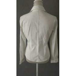 2 witte getailleerde blouses (per stuk € 5,00)