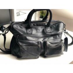 Zwarte leren (luier)tas