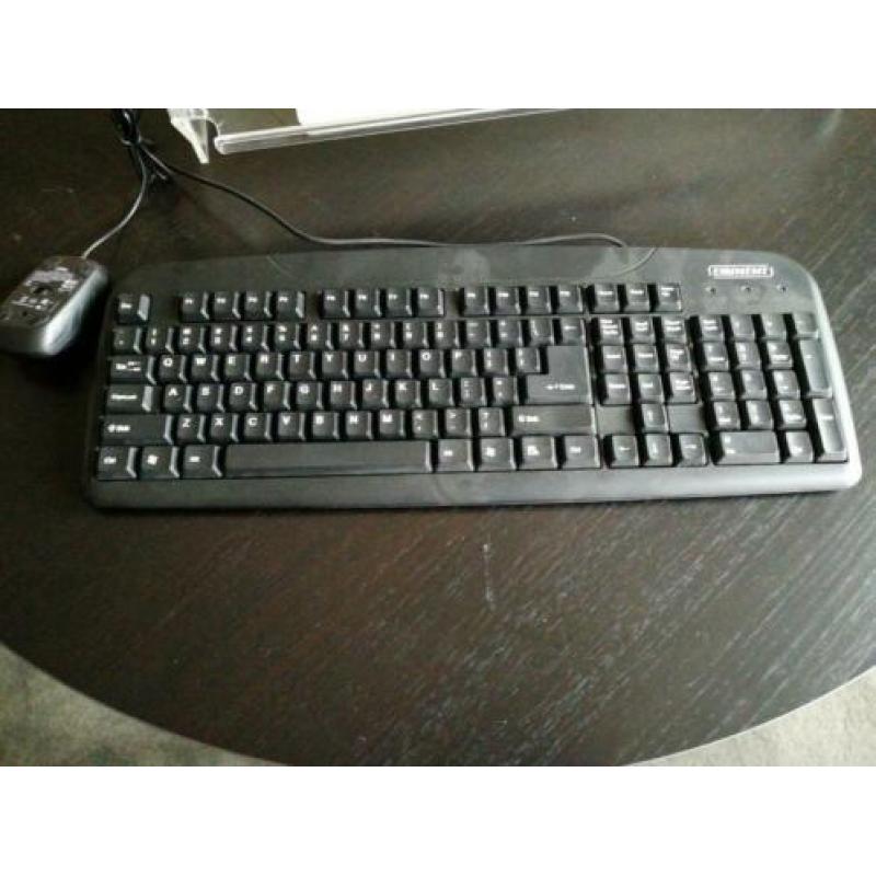 Thuiswerkplek voor laptop + toetsenbord en muis.