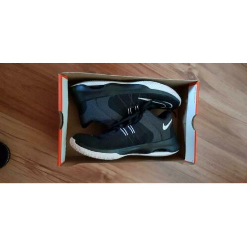 Aangeboden prachtig mooie Nike schoenen.