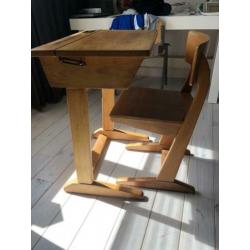 Vintage schoolbureau 2P met opslag en bank. Goede staat