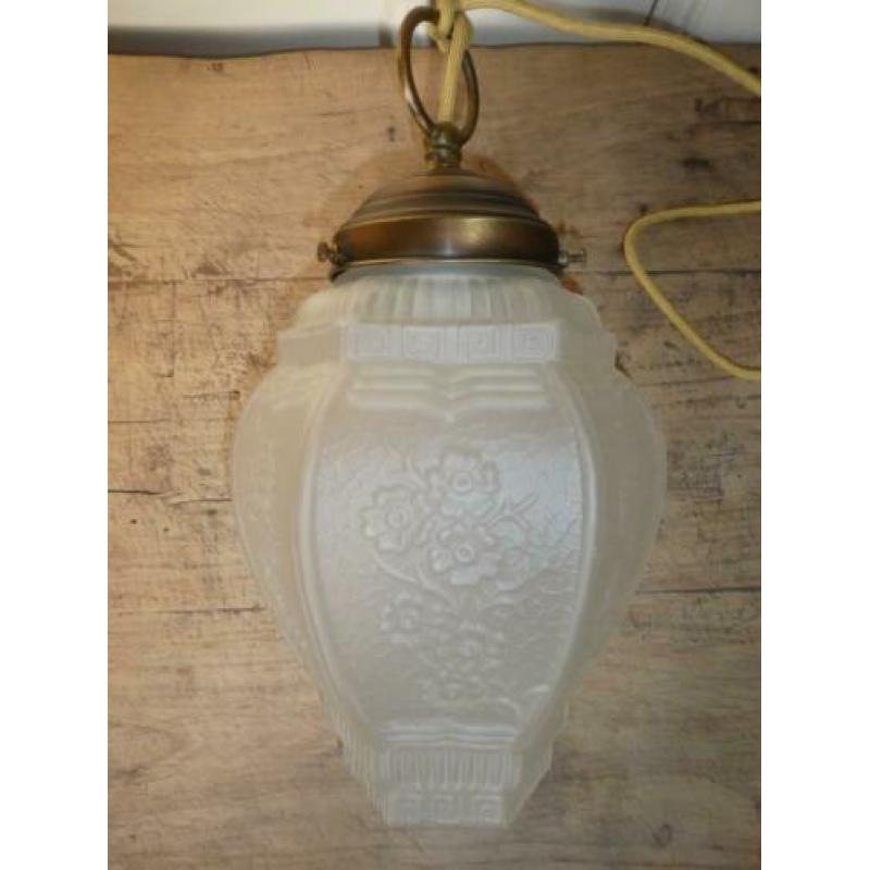 Hanglamp melkglas met bloemmotief en messing kap