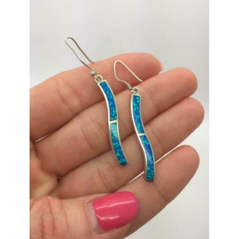 H985 Prachtige zilveren oorbellen met blauwe opaal accenten