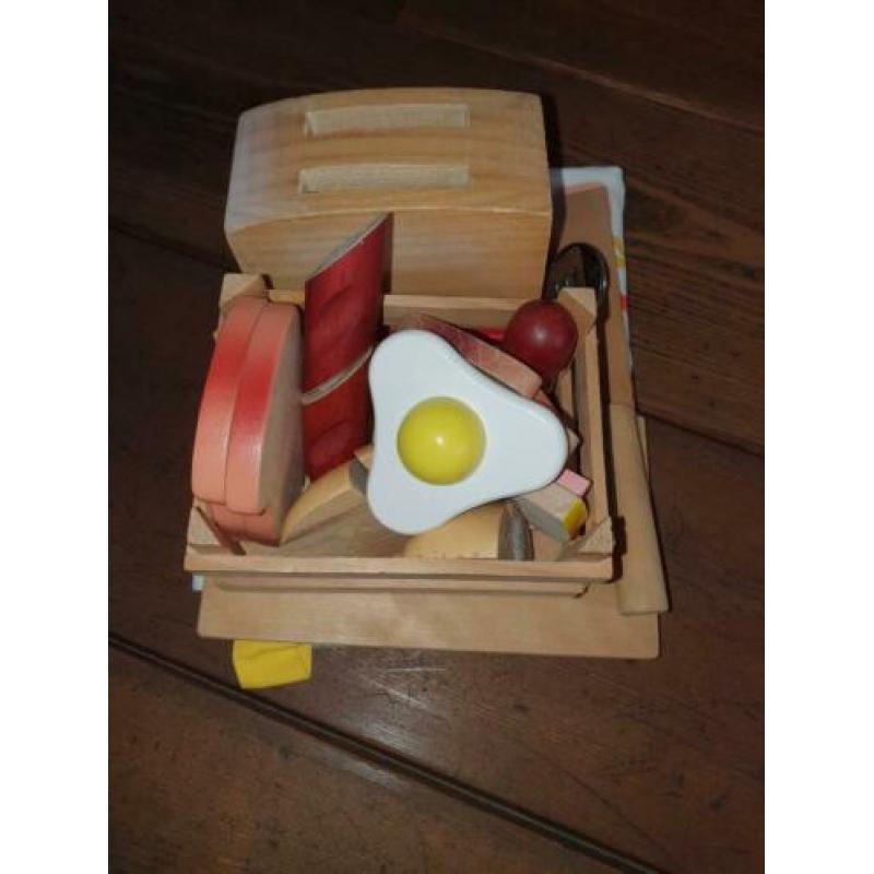 Houten broodjes, ei, mes, snijplank, broodrooster in krat